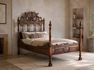 Letto del 1700 in legno intagliato